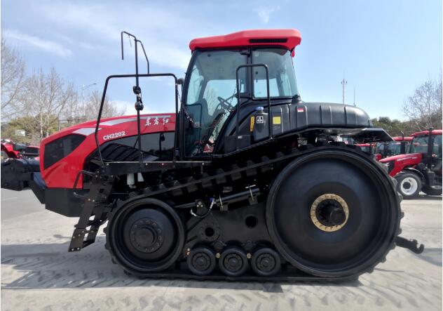 国内首台220马力履带拖拉机在中国一拖成功下线