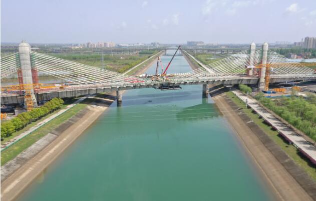 国内首座跨越引江济汉运河矮塔斜拉桥合龙