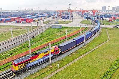 “西安造”搭上长安号 中欧班列吉利汽车出口专列首发