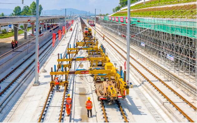 昌景黄高铁全线铺轨贯通