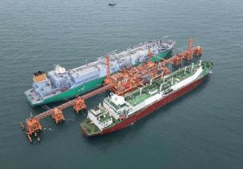 世界最大海上液化天然气接收站试运行