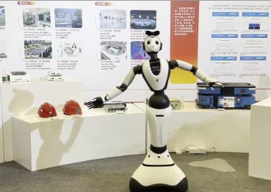 5G+AI人形机器人“小姜”精彩亮相5G发展成就展