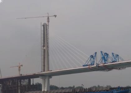 世界在建最大公轨两用三塔斜拉桥合龙