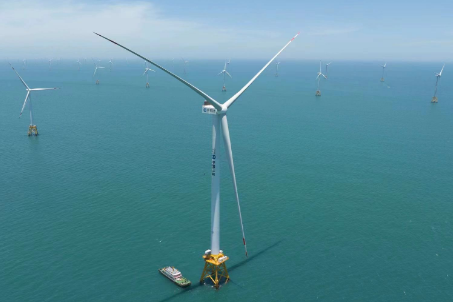 全球首台16兆瓦超大容量海上风电机组并网发电