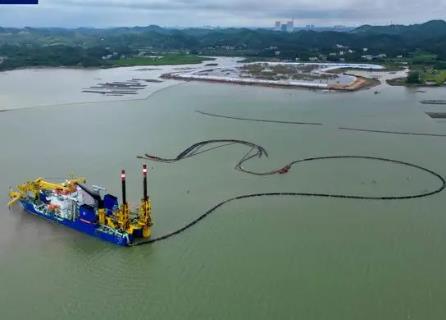 我国自主建造首艘超大型自航绞吸船“天鲸号”投入平陆运河建设施工