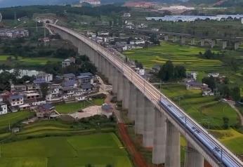 贵南高铁全线贯通运营 高铁“道岔家族”跑出“加速度”