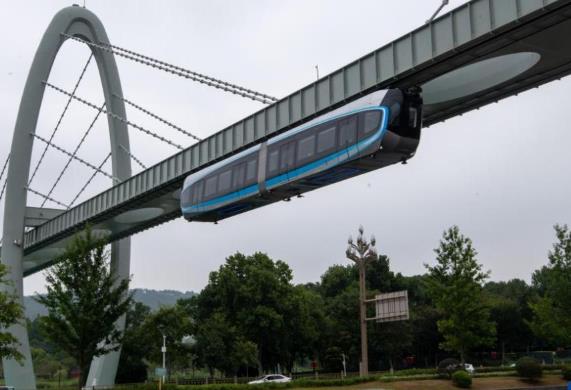 我国首条空轨线路开通运营