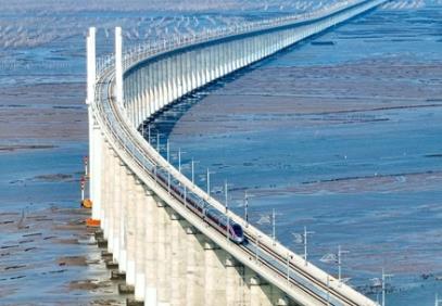 攻克多项技术难题 中国首条跨海高铁开通