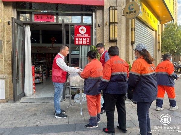 浙江瑞安：关怀户外劳动者 “香溢”队伍在行动