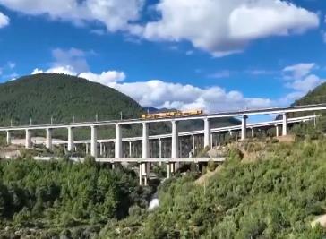 滇藏铁路丽江至香格里拉段通车运营