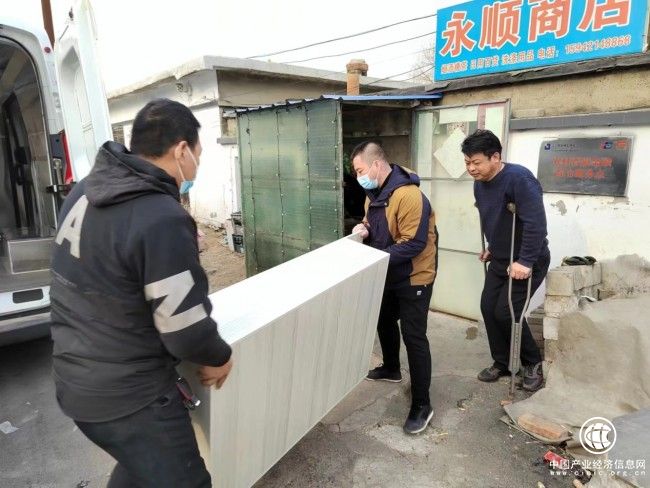 辽宁朝阳建平县机关支部开展“辽烟雷锋”助力弱势终端提升店铺形象