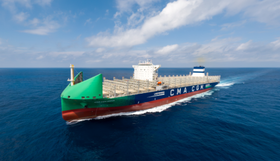 全球首艘13000TEU双燃料动力大型集装箱船命名交付