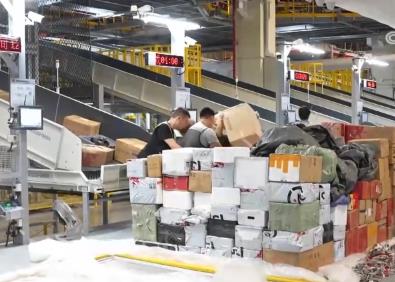 “小包裹”贯通经济“大动脉 快递业繁荣发展彰显中国经济强劲动力