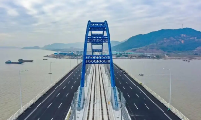 国内首座公铁同层跨海大桥通车