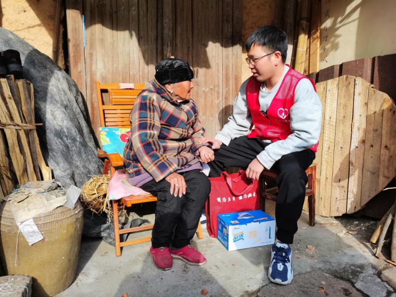 遂昌县烟草专卖局：岁寒送暖在行动  “香溢”志愿不停歇