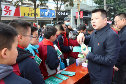 武汉新洲烟草：“烟草绿”化身“志愿红”，“追锋人”的热辣滚烫