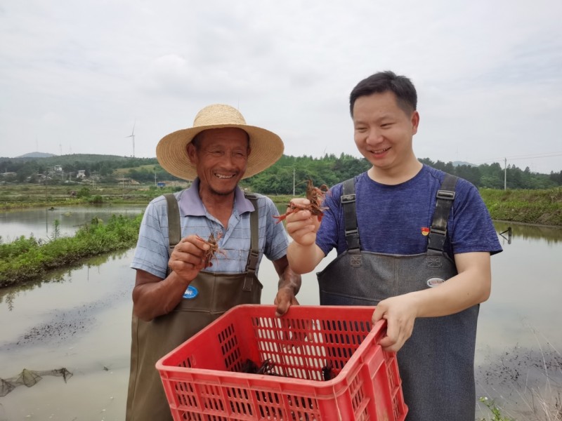 驻村书记的“书”和“记”