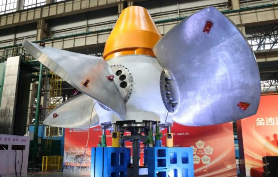 世界最大直径贯流式机组转轮通过验收