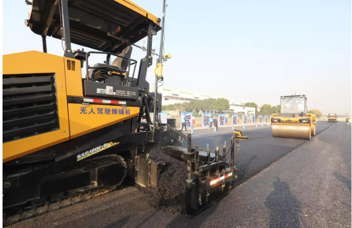 隧道股份完成国内隧道领域无人摊铺“首秀”