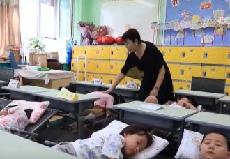 多地学校启用“可躺式”课桌椅