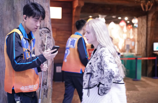 讯飞翻译机助力接待外国游客，“尔滨”玩出国际范！