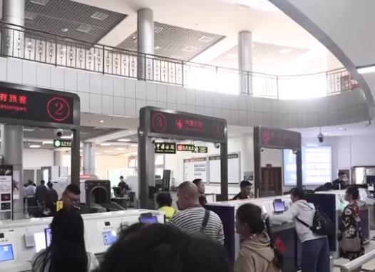 首个东盟国家免签旅游团入境 中国东盟互联互通实现“加速度”