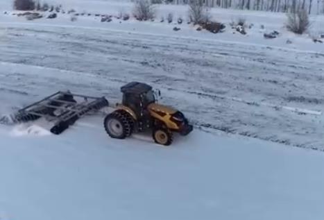 大型机械破雪忙 新疆重要棉花种植基地进入“备耕时间”