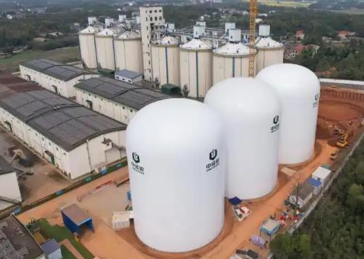 我国首座9000吨级气膜粮仓充气成型