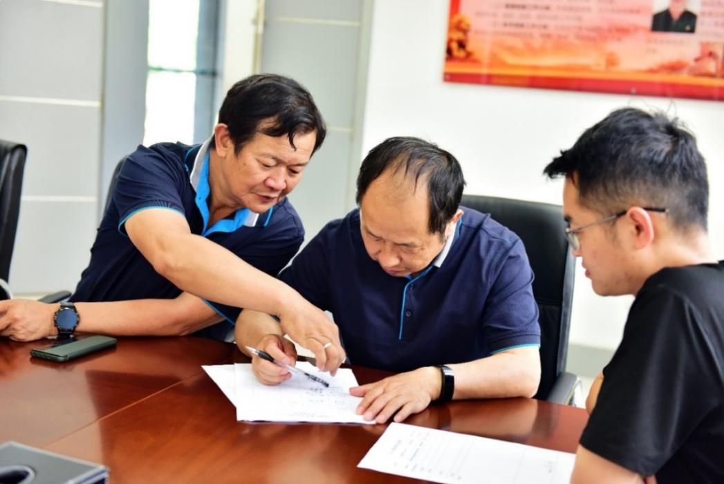 用“工匠精神”，破解复烤“智能化”难题——记楚雄复烤厂维修技师罗智峰、电工技师陈云