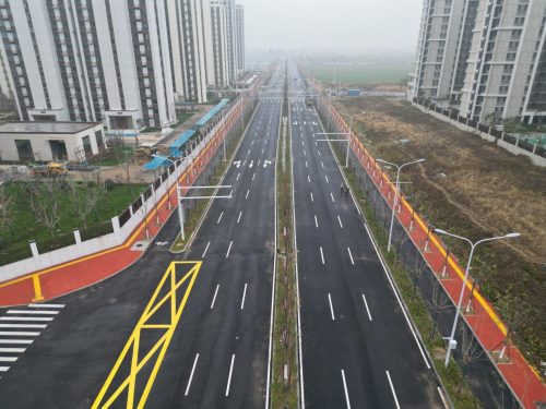 中建八局二公司新材料产业园基础设施三标段项目沥青上面层摊铺顺利完成