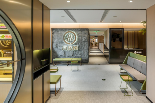 海底捞“智慧烟火气”：半份菜与“黑科技”如何重塑餐饮节约哲学