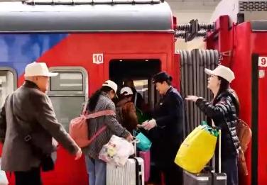 秋季文旅消费热力十足：银发专列跨省游与城市赏秋经济双双升温