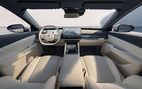 值得年轻人拥有的新能源轿车：锁定东风奕派 eπ007，好开还时髦