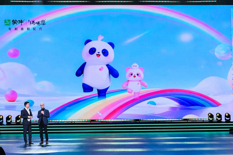 蒙牛瑞哺恩携手“冰墩墩”设计师发布IP新形象，温情传递“国宝级呵护”品牌理念