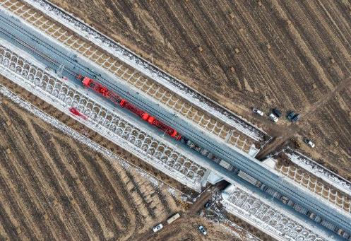 我国在建最北高铁哈伊高铁全线铺轨贯通
