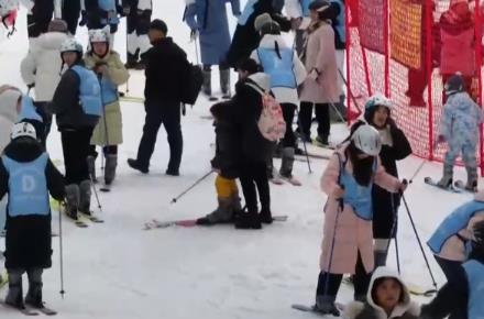 “增设雪假+惠民政策+特色景观”掀起冰雪新热潮 “滑”出消费新“动”力