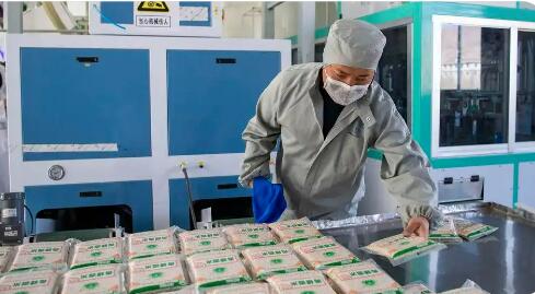 西藏：构建“引路人”“铺桥人”“贴心人”服务体系