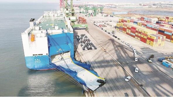 “褔建造”巨轮装载“福建造”汽车出海