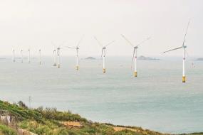 福建平潭：逐风驭电 向绿而行