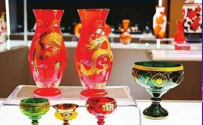 山西祁县“人机并举”雕琢玻璃器皿产业