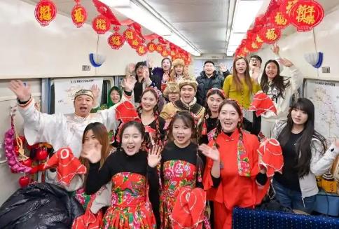 黑龙江开行今冬首趟东北民俗文化主题列车