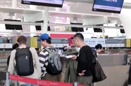 冰雪游热度高 跨年热潮涌动 冰雪为“媒”南北游客开启“双向奔赴”