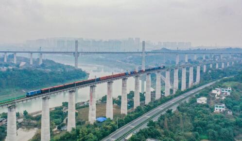 西部陆海新通道隆泸叙铁路开通