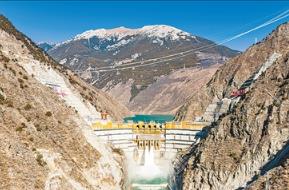 我国在建海拔最高双曲拱坝电站 叶巴滩水电站首批机组投产发电