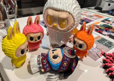 当“新式芭比”穿上千年壮锦——“民族风娃衣”激活潮玩产业文化消费新赛道