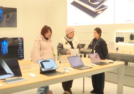 惠民“大礼包”点燃消费热情 “政府补贴+企业让利”吹动消费市场“一池春水”