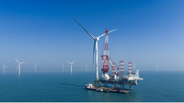全球首台20兆瓦海上风电机组完成吊装