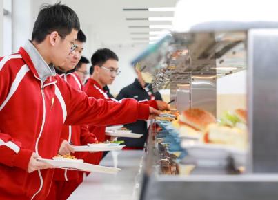 告别校外供餐 2027年底所有北京中小学将实现校内食堂供餐