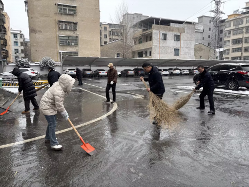 湖北蕲春：清扫积雪暖民心