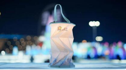 哈尔滨冰雪大世界百余款“发光文创”让冰雪艺术触手可及